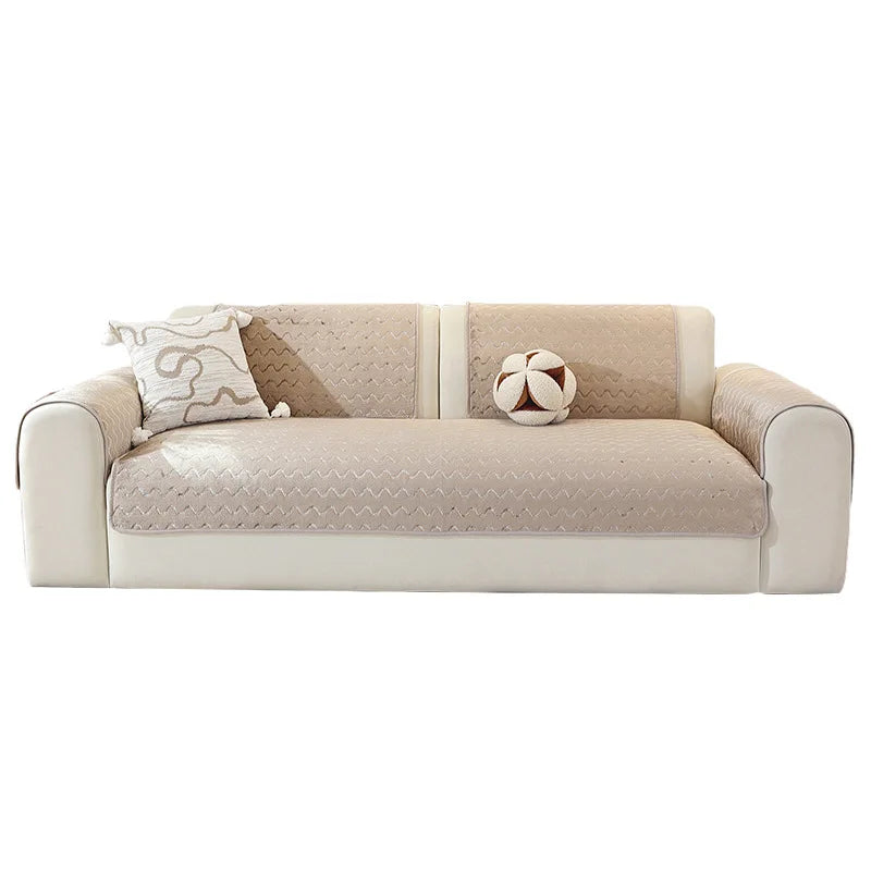 Un canapé beige confortable avec des coussins décoratifs et un design élégant.