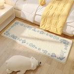 Ce tapis de couleur beige et bleu avec un motif floral décoratif ajoute une touche douce et apaisante à la chambre.