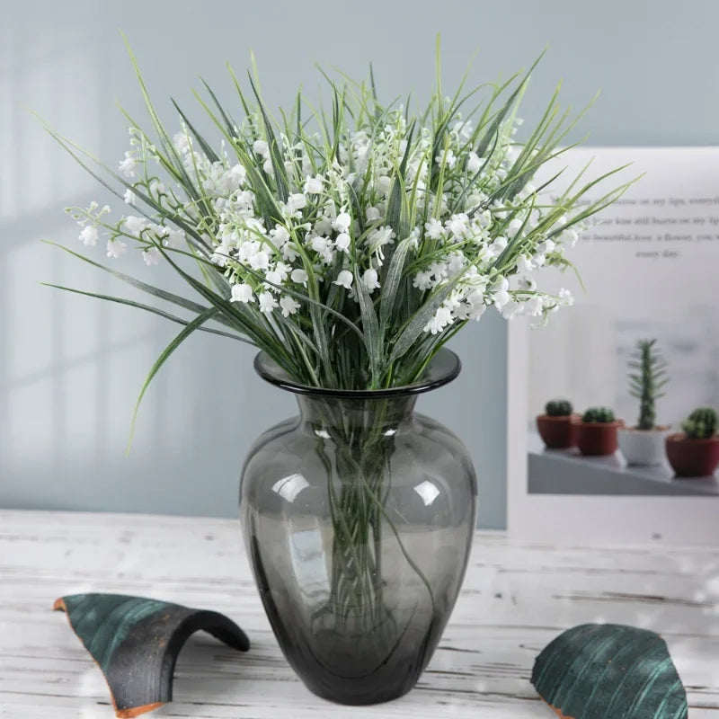 décoration intérieure vase transparent fleur artificielle feuilles vertes minimaliste exposition maisonextérieur