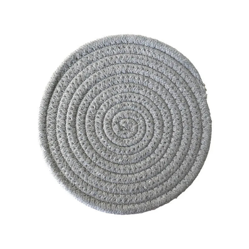 tapis table tissé spirale gris blanc moderne rustique assiettes cuillère fourchette couteau bol gâteaux