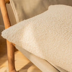coussin fourrure douce beige clair moderne 45x45cm respectueux environnement fixé boîte parfum livre