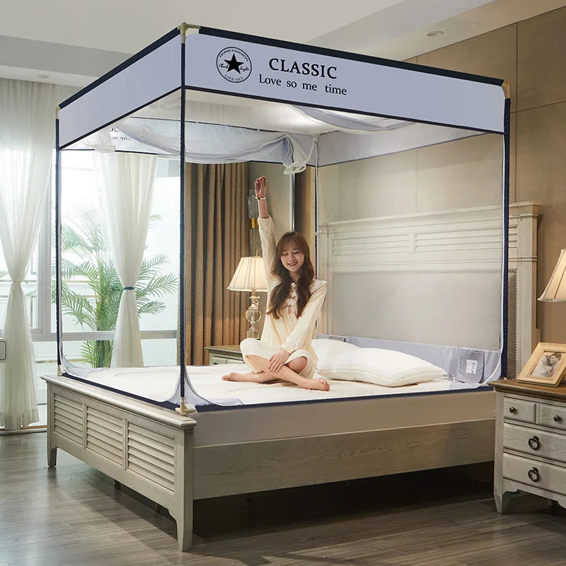 Une femme joyeuse assise confortablement sur un lit à baldaquin dans une chambre élégante.