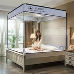 Une femme joyeuse assise confortablement sur un lit à baldaquin dans une chambre élégante.