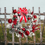 Détail des ornements rouges et cônes sur la couronne de Noël