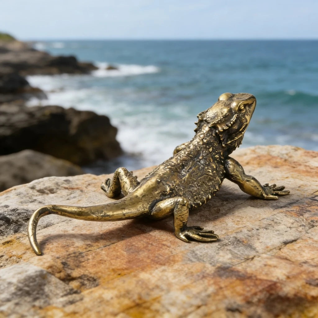 statuette lézard doré bronze texture reptile réaliste décoration intérieure environnement naturel