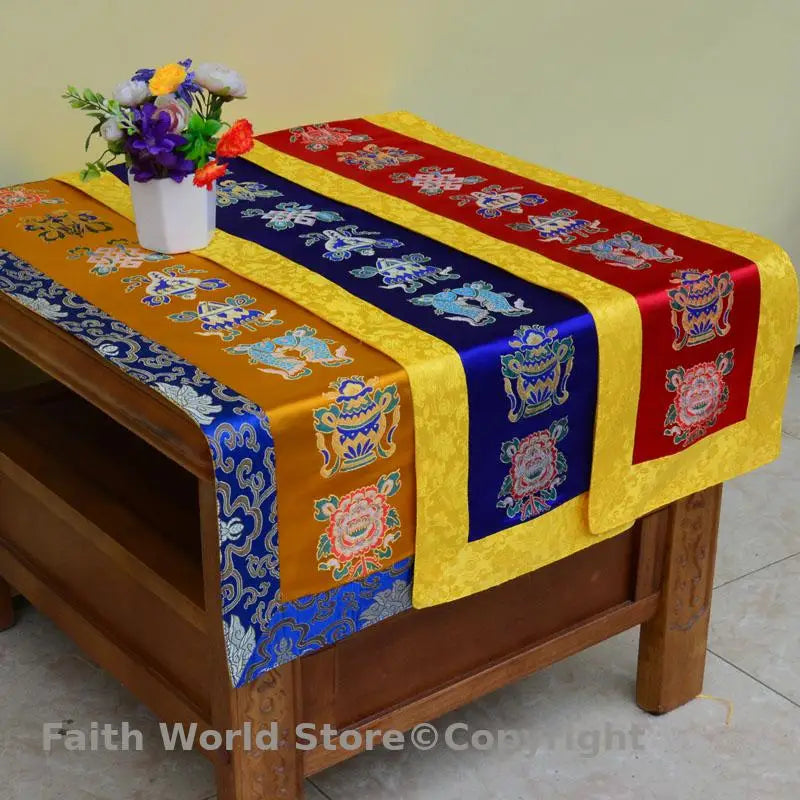 nappe decorative tibetaine symbols fleurs brodees tissu satin couleur jaune rouge bleu traditionnelle asiatique