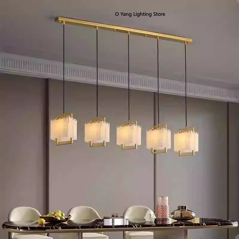 suspension lumineuse or moderne blanc translucide carré élégant chaînes noires