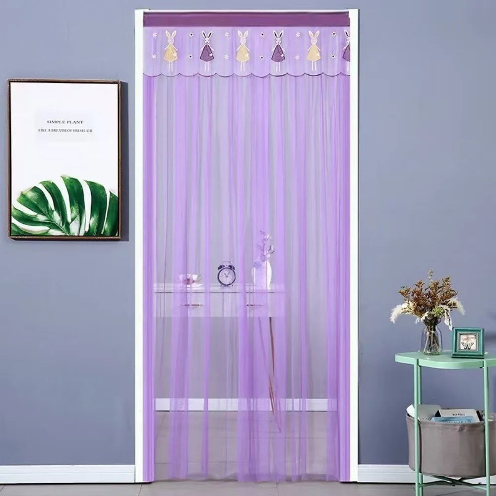 rideau porte decoratif rose violet turquoise personnages enfants plissures bordure motifs translucide enfantin barre