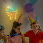 Lampe néon dinosaure dans chambre enfant avec décoration coordonnée