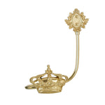 Couronne dorée ornée de motifs floraux et d'éléments décoratifs, symbole de prestige et d'autorité.