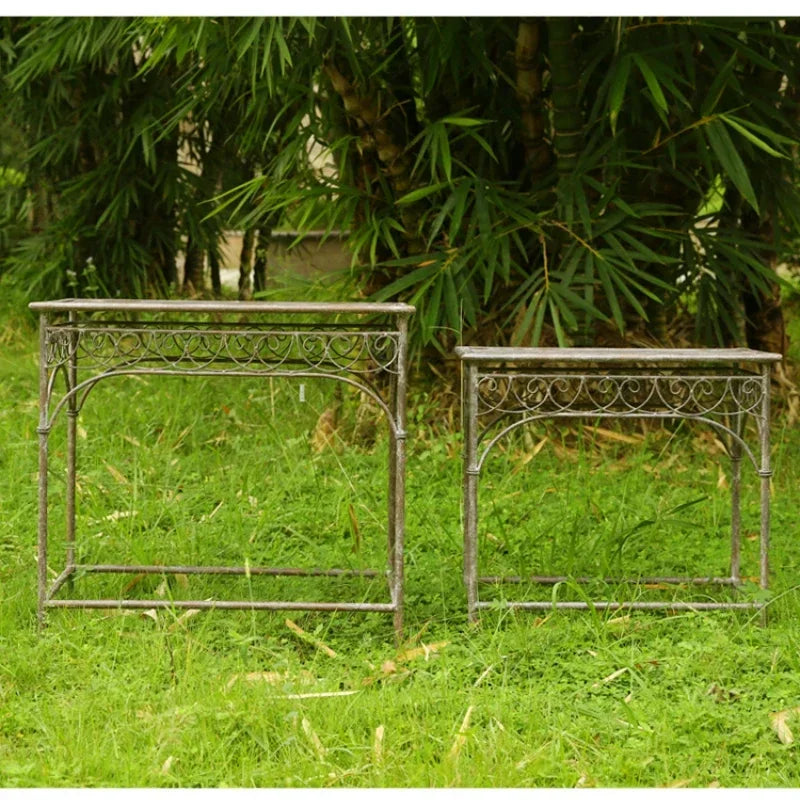 table basse extérieure vintage métal gris motifs floraux jardin rustique petite taille