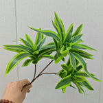 plantes artificielles feuilles striées pot texturé décoration intérieure moderne vert jaune marron gravier