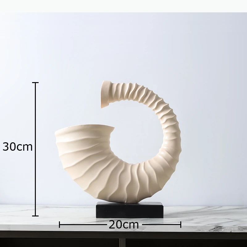 sculpture moderne coquillage beige ondulé base noire minimaliste decoration intérieure