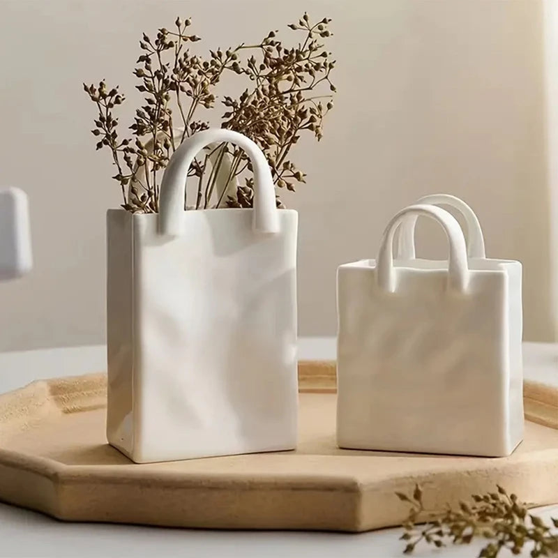 vase blanc moderne forme sac main texture tissu froissé décoration intérieure arrangement fleurs séchées
