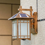 Applique solaire murale allumée couleur orange nuit