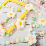 décoration murale guirlande fleurs pompons colorés duvetées enfantine champêtre pastel