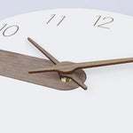 horloge murale moderne minimaliste blanc marron numéros dorés aiguilles bois texturée silent contemporain