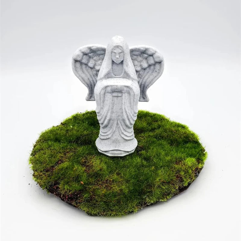 statue ange blanc pierreux decoratif mousse verte plante succulente base bois