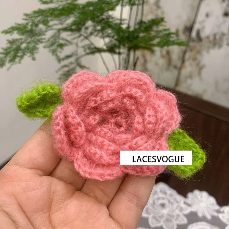 fleurs crochet rose bleu violet vert texture main fleur feuilles patchwork bricolage appliques