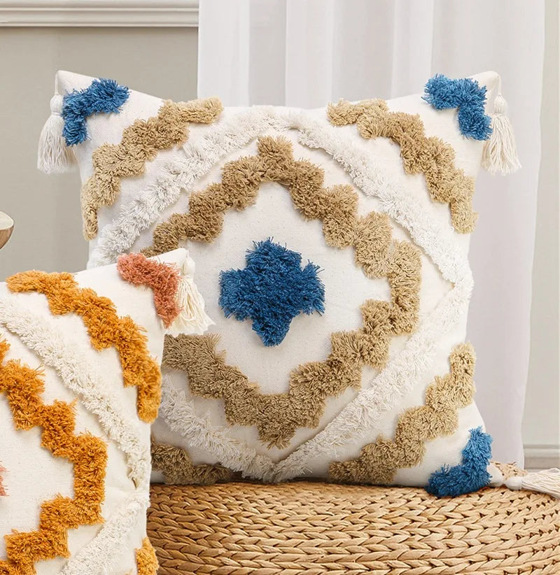 Coussin moelleux aux motifs géométriques en couleurs chaudes et douces, décorant harmonieusement l'espace.