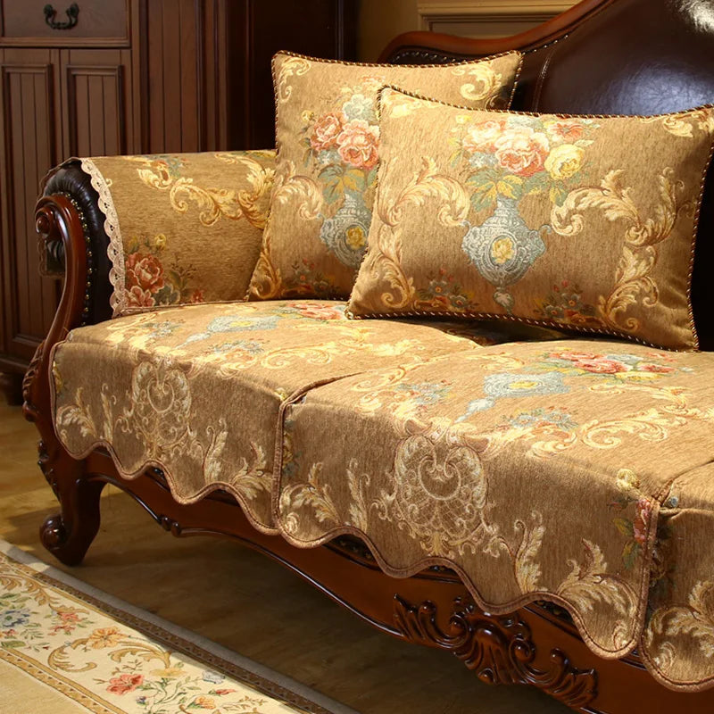 Un canapé orné de riches motifs floraux et baroques, avec des coussins assortis, créant une atmosphère élégante et chaleureuse dans cette pièce.