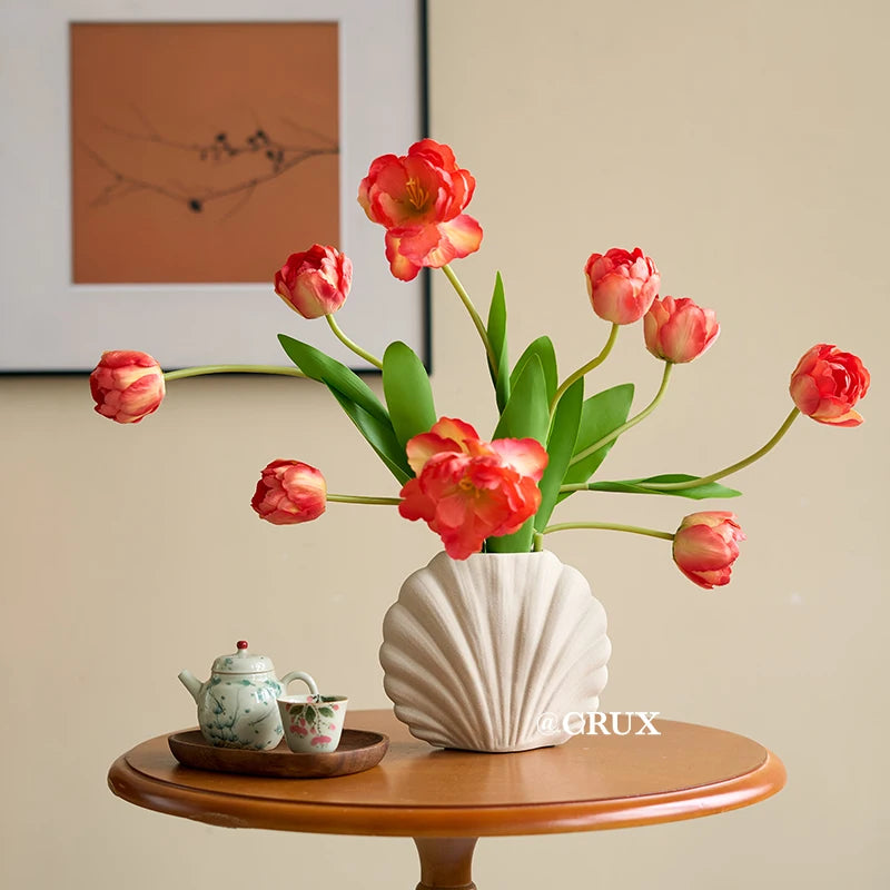 vase céramique blanc coquillage moderne rayures horizontales plante artificielle feuilles vertes fleurs roses minimaliste