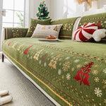 Canapé décoré de coussin à motifs de flocons de neige et d'éléments nordiques dans des tons de vert et de rouge, rappelant l'ambiance festive de Noël.