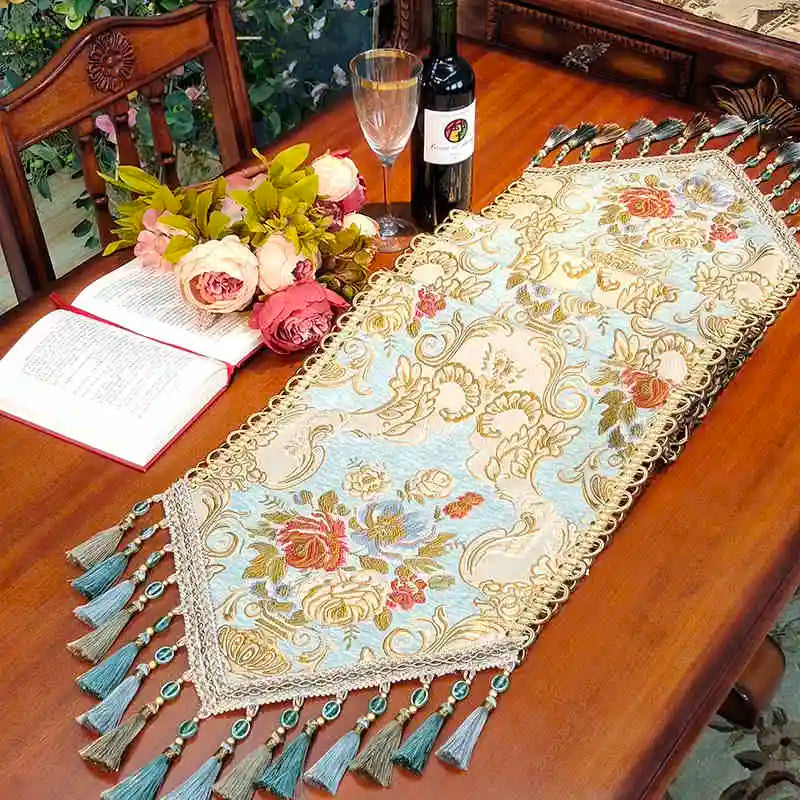 Une table ornée de fleurs colorées, d'un livre ouvert et d'une bouteille de vin, créant une ambiance chaleureuse et conviviale.