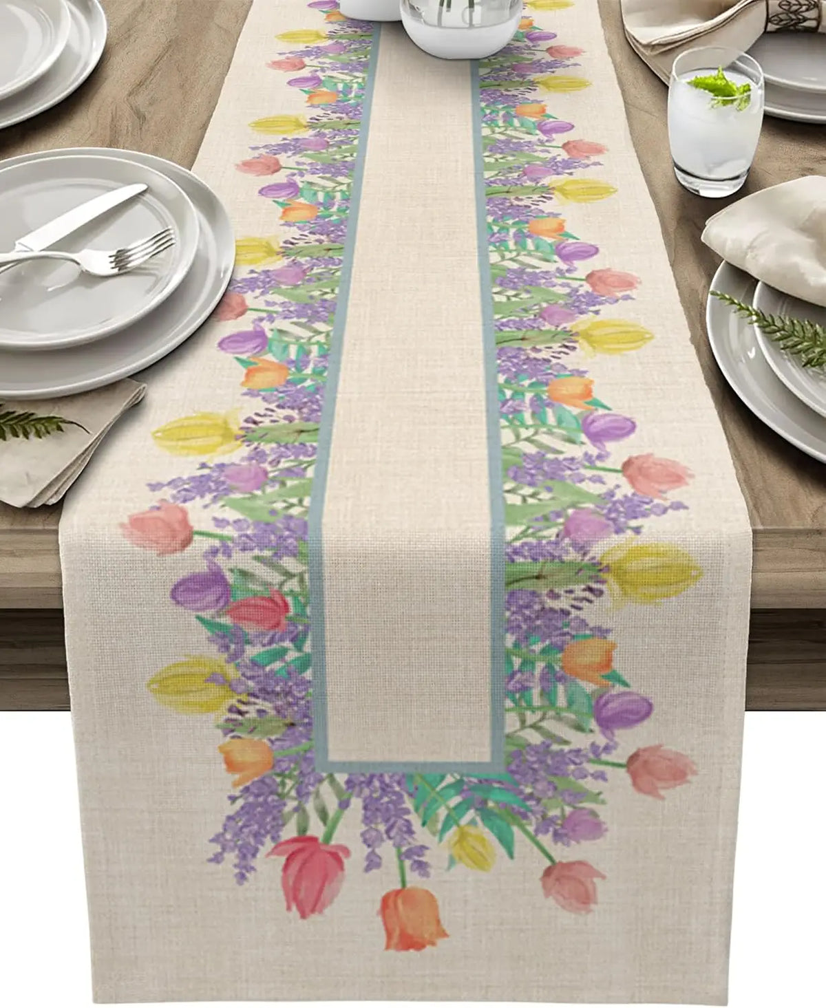 Chemin de table orné de motifs floraux colorés, comprenant des tulipes, des lilas et d'autres fleurs printanières, créant une belle décoration pour une table de fête.