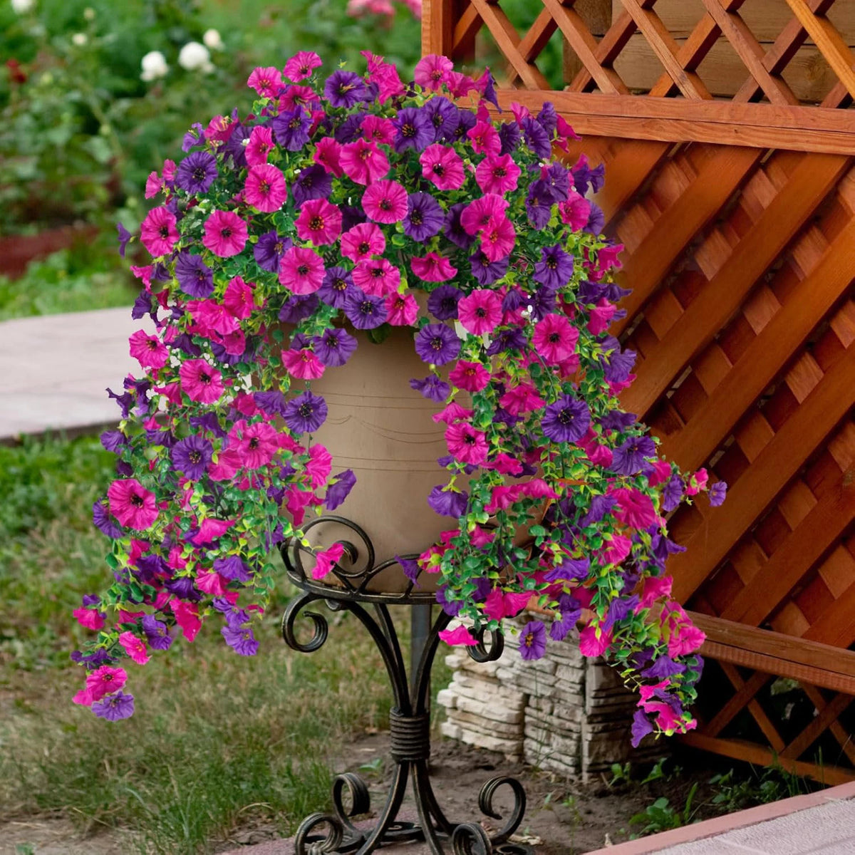 décoration intérieure moderne bouquet suspendu fleurs artificielles rose violet vert feuilles