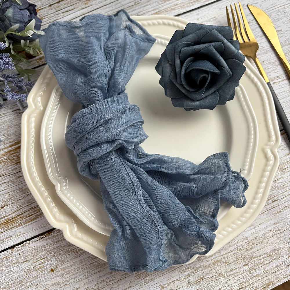 serviettes tissu polyester pliées gris rose vert texture ondulée clips métalliques classiques maison restaurant