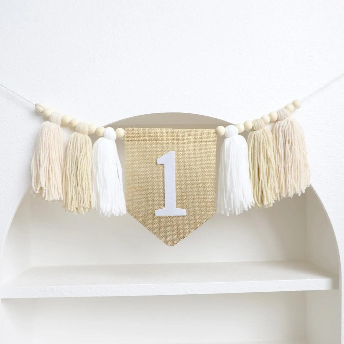 guirlande fête anniversaire an boho chic pompons coton numéro blanc decoration photo