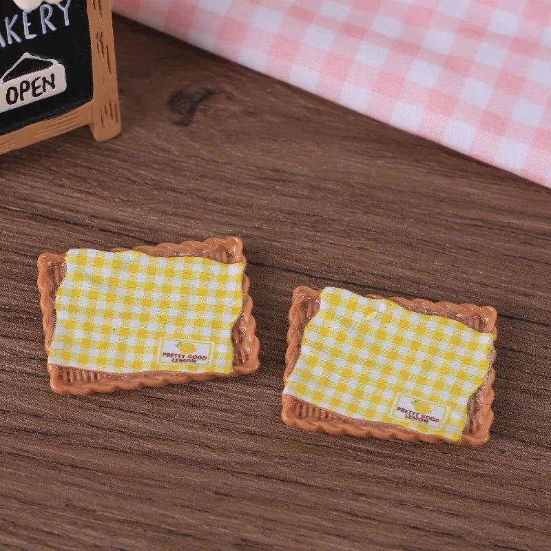 assiettes miniatures carreaux rouge blanc jaune vert bleu rose opaques artisanat résine DIY