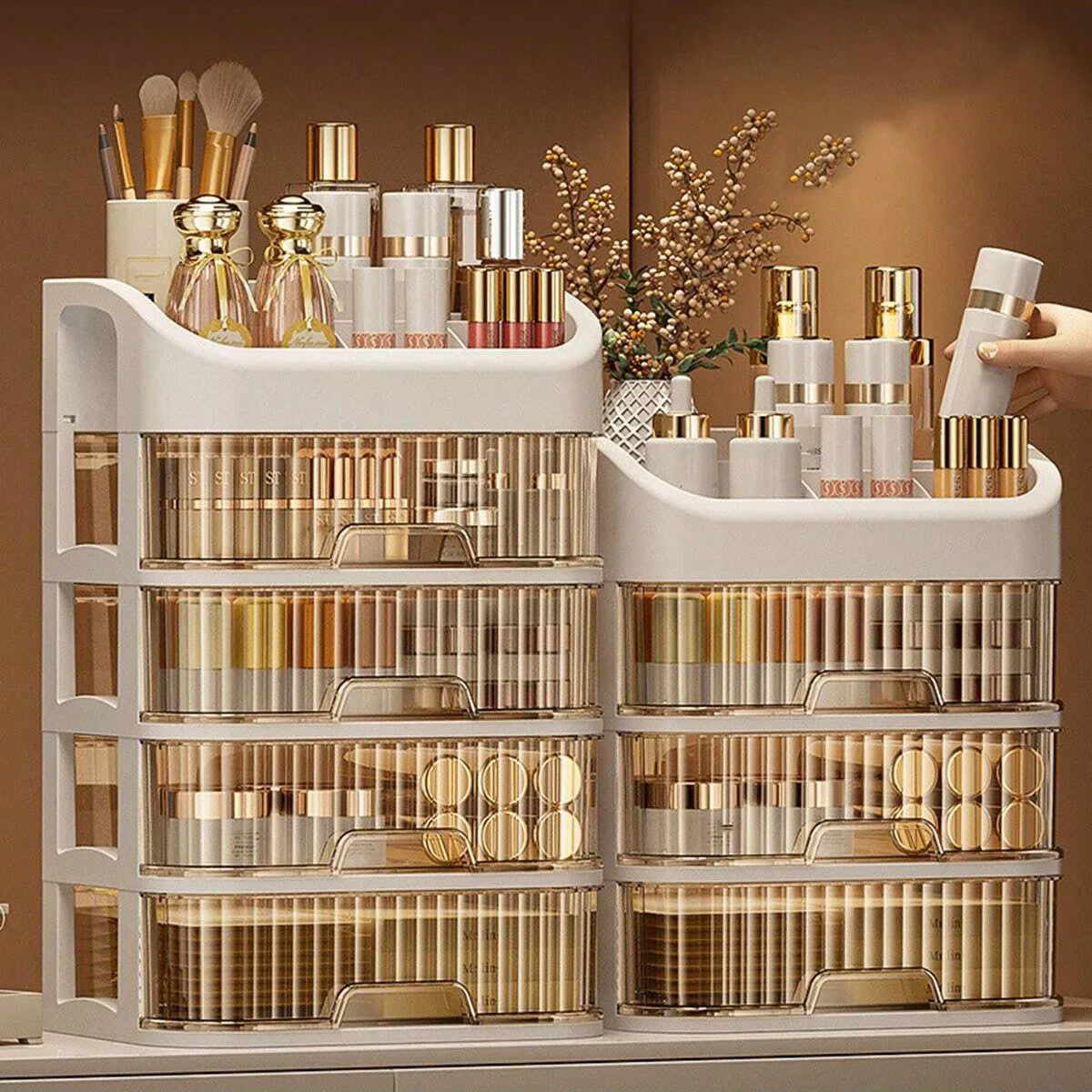 rangement cosmétiques transparent blanc doré moderne étages maquillage tiroirs pinceaux rouge lèvres