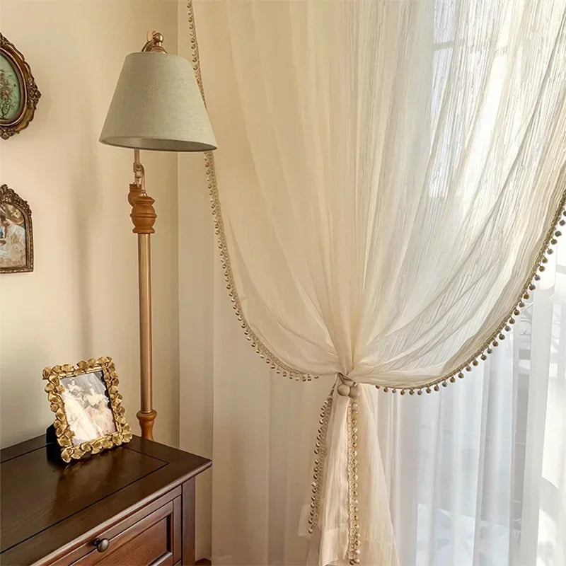 rideau beige clair rayures fines translucide classique rubans dorés pompons chambre salon