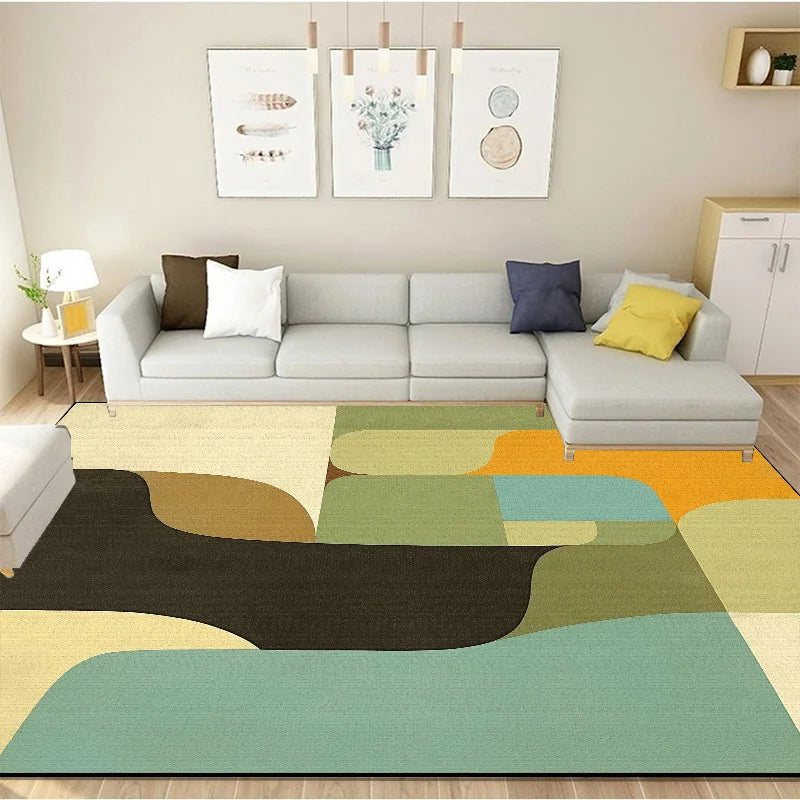 Le salon moderne est équipé d'un canapé gris avec des coussins de couleurs variées, des cadres décoratifs muraux et un tapis aux motifs abstraits chauds et colorés.