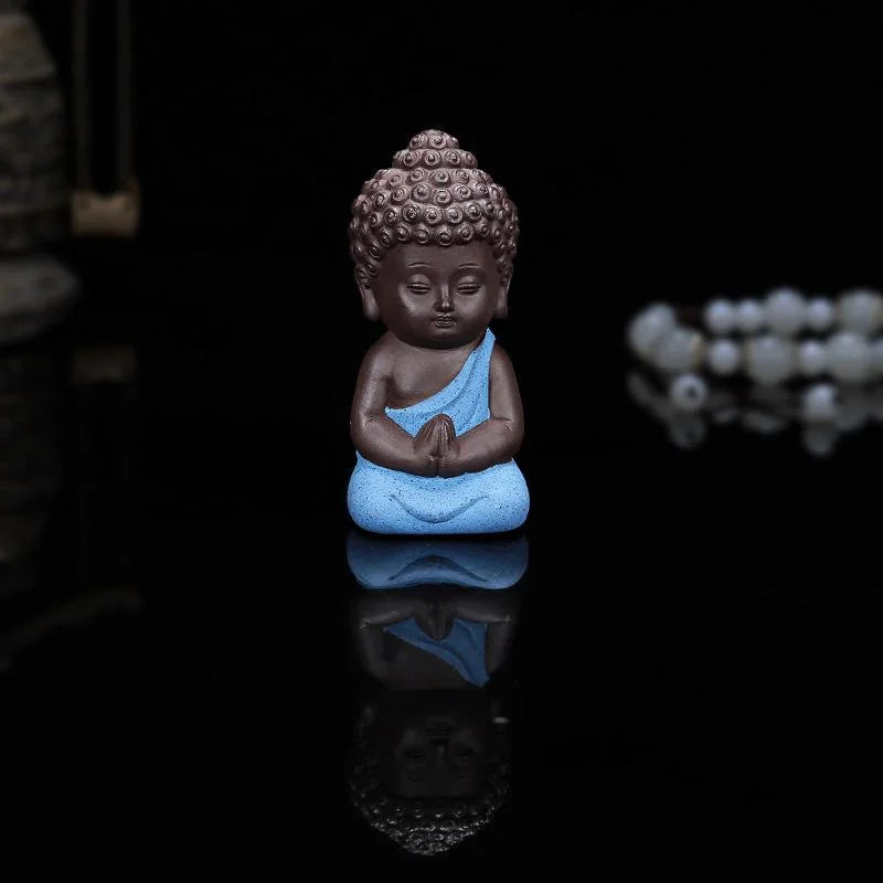 statuette bouddha artisanale couleur noir orange jaune bleu texture granulée méditatif argile violette