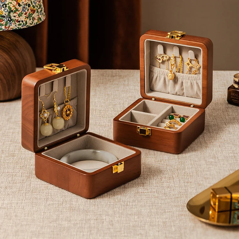 boîte bijoux bois marron clair intérieur gris tissu fermeture dorée rangement bijoux classique respectueux