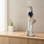 statuette féminine céramique émaillée robe élégante motifs floraux classique chapeau blanc bleu doré