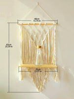 Étagère en bois tissée main avec plantes vertes en macramé