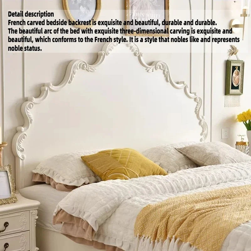 lit blanc classique ornements sculptés motifs floraux tête lit chevet coussins draps oreillers tapis