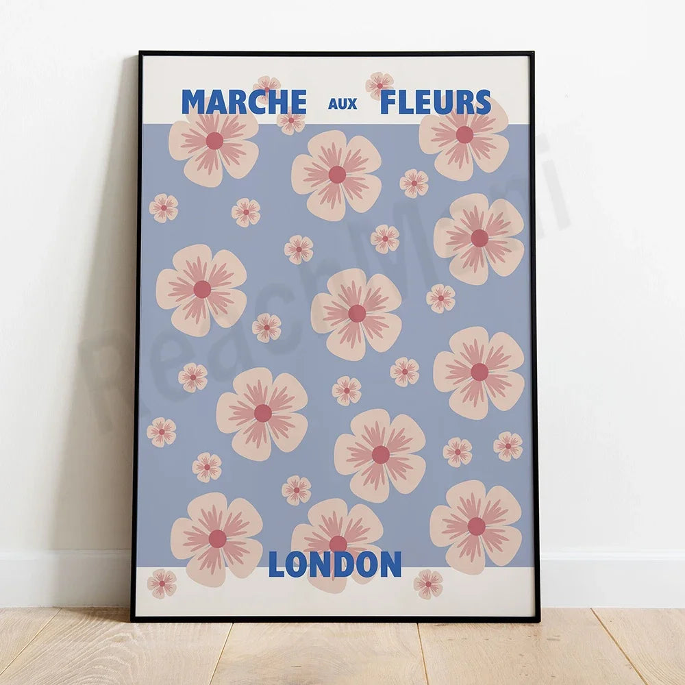 L'image présente une affiche au design épuré, avec de belles fleurs aux couleurs pastels sur un fond bleu gris. Le texte central "Marche aux Fleurs London" indique qu'il s'agit d'une publicité pour un marché aux fleurs dans la ville de Londres.