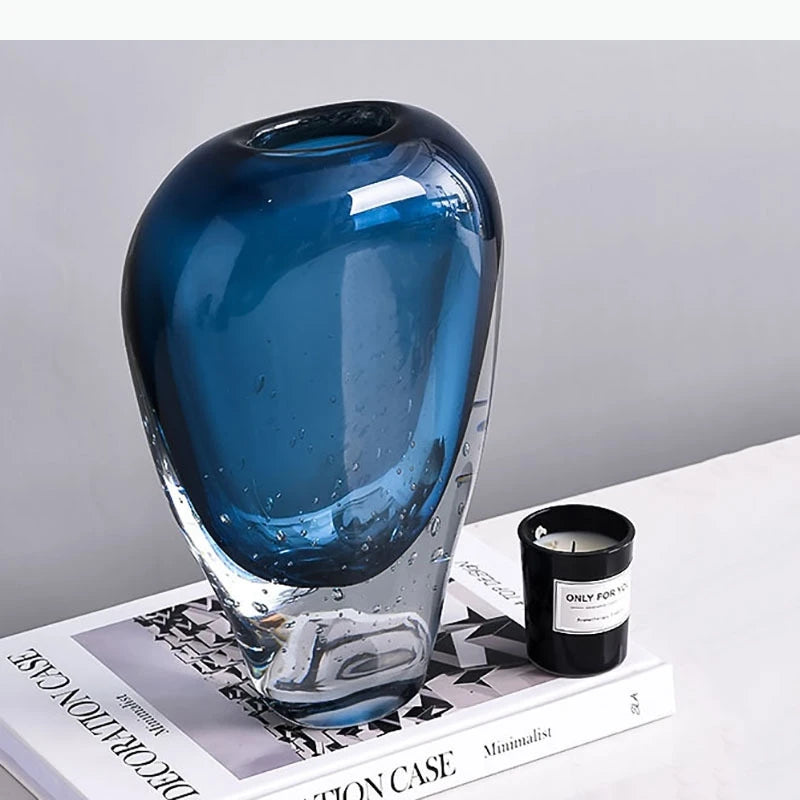 vase moderne transparent bleu foncé bulles fleurs artificielles feuilles bougie minimaliste