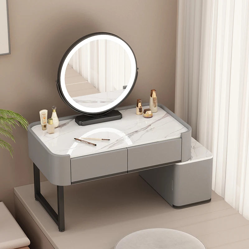maquillage moderne marbre blanc tiroirs miroir pinceaux bouteilles pieds noirs
