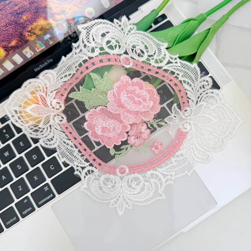 serviettes table vintage broderie florale dentelle rose blanc vert