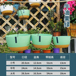 cache pot suspendu moderne vert pastel gris foncé blanc pot plastique chaînes métalliques minimaliste