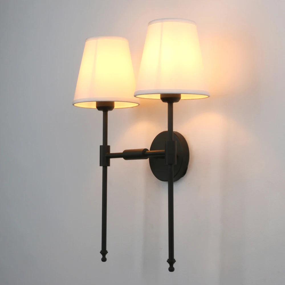 Applique murale double allumée diffusant une lumière douce dans une pièce
