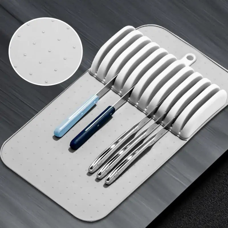 tapis cuisine moderne gris clair blanc points texturés rangement couverts couteaux antidérapants emplacements tiroirs