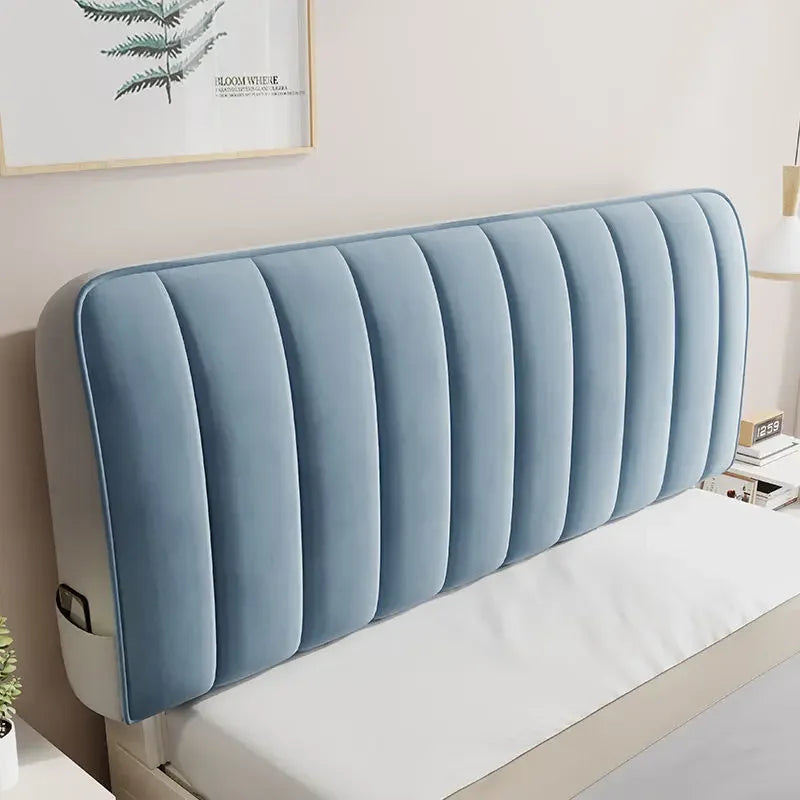 Tête de lit en velours dans une chambre décorée avec des coussins assortis