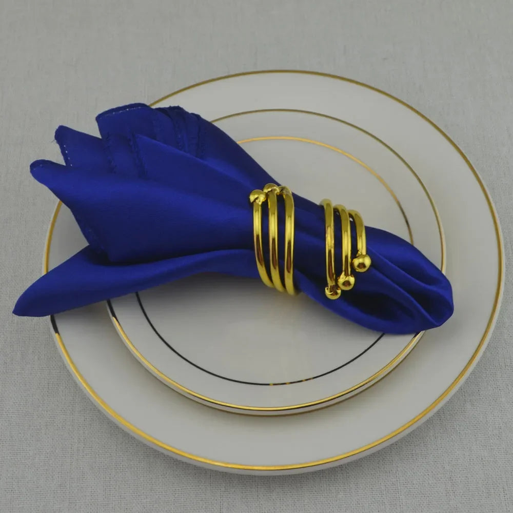 serviette table satin anneau doré mariage décoration table repas classique